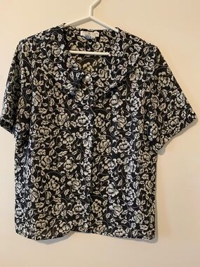 Black & White Floral Short-Sleeve Blouse with Pearl Button